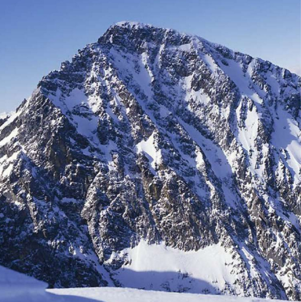 Montagnes enneigées autour du PRL Le Cerdan en Cerdagne